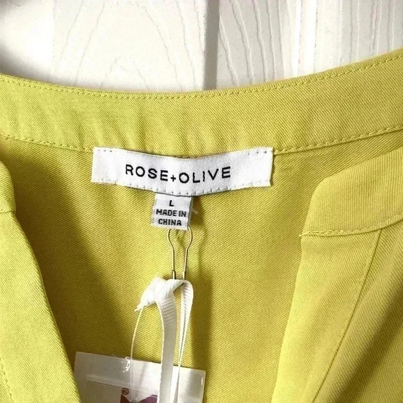 Rose & Olive NWT mustard Yellow V -Neck High& Low Blouse Top Size Large - Picture 3 of 6